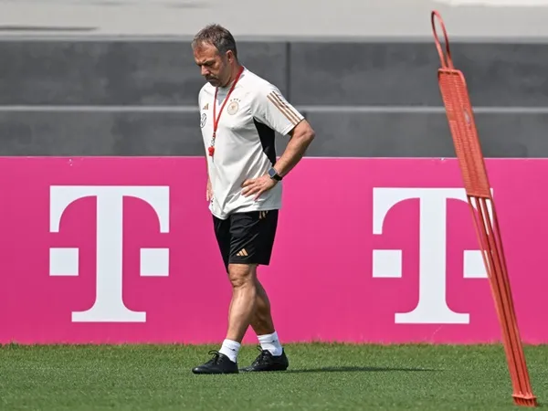 Hansi Flick Menyaksikan Barcelona Atletic Sedang Latihan