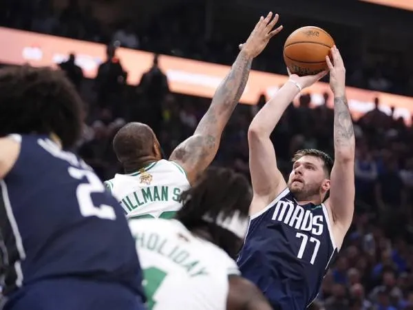 Luka Doncic (kanan) mencetak 29 poin saat Dallas Mavericks mengalahkan Boston Celtics 122-84 pada Jumat (14/6) malam di Game 4 Final NBA. (Foto: AP)