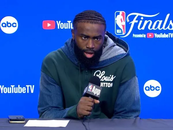 Jaylen Brown mengamati bahwa kecepatan permainan telah melambat, memungkinkan Dallas untuk mendikte permainan mereka. (Foto: NBA)