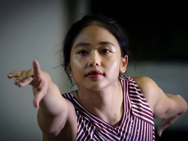 Rifda Irfanaluthfi mempersiapkan penampilannya bersama pesenam idolanya, pesenam Amerika Serikat, Simone Biles. (Foto: Reuters)