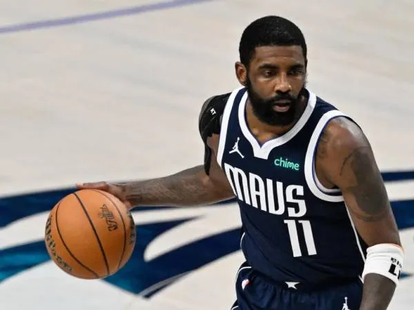 Kyrie Irving tampil baik dalam dua pertandingan Final di Dallas, dengan rata-rata mencetak 28,0 poin pada 50% tembakan. (Foto: AP)