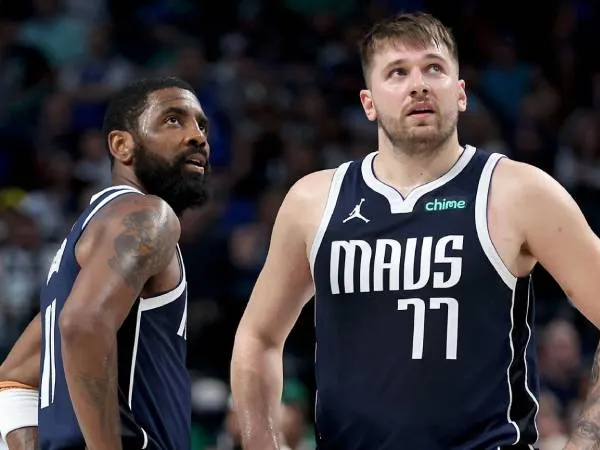 Luka Doncic mendengarkan Kyrie Irving dan mencari bimbingannya. (Foto: AP)
