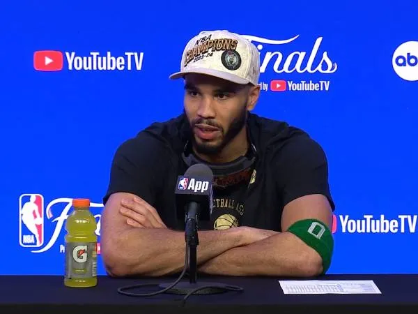 Jayson Tatum menyoroti pentingnya pencapaian tim mereka dalam merebut spanduk juara nomor 18. (Foto: NBA)