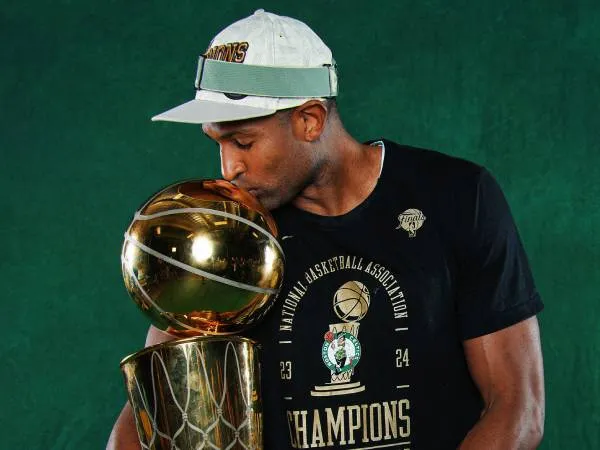 Al Horford mencium trofi juara Larry O’Brien. (Foto: NBA)