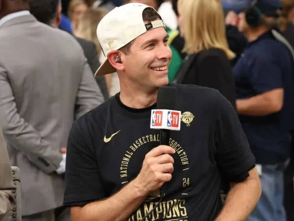 Brad Stevens diwawancarai setelah Boston Celtics sukses memboyong gelar NBA ke-18 pada Senin (17/6) lalu.(Foto: AP)