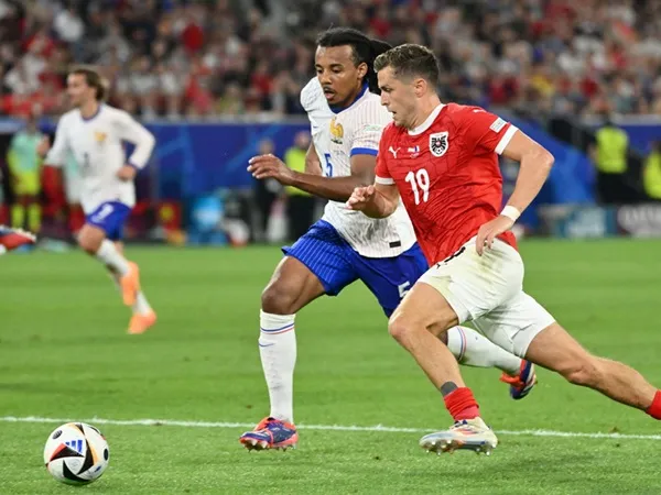 Hansi Flick Pantau Perkembangan Jules Kounde di Euro