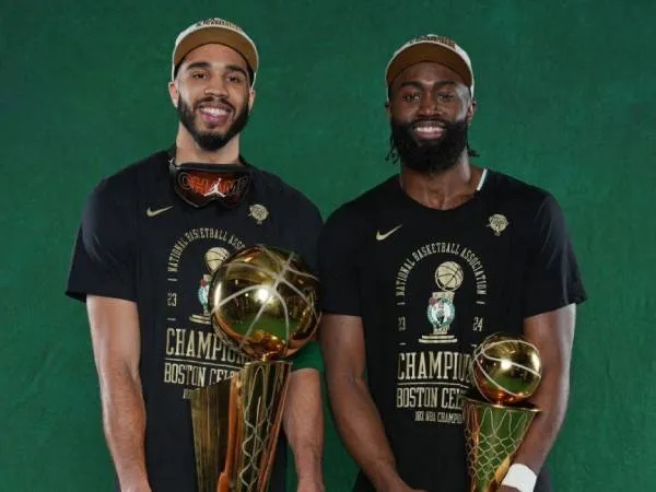Jaylen Brown (kanan) dan Jayson Tatum berpose dengan trofi Larry O’Brien. (Foto: NBA)