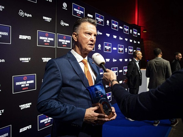 Louis van Gaal Juga Turut Mengecam Manajemen Barcelona