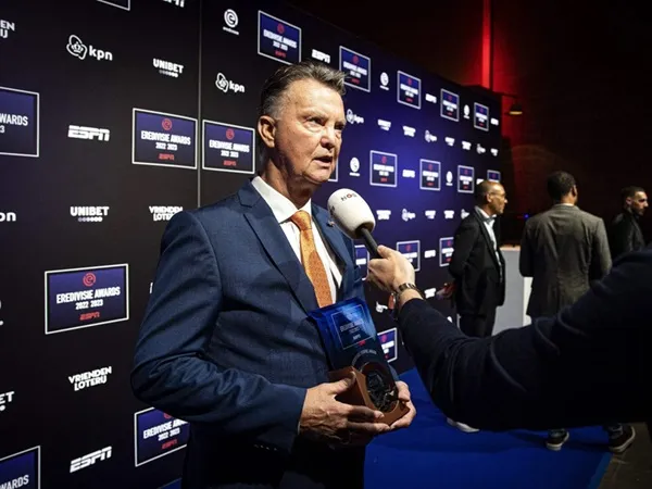 Louis van Gaal Juga Turut Mengecam Manajemen Barcelona