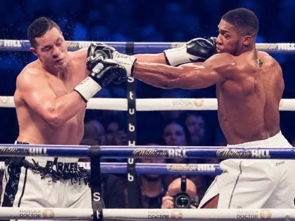 Joseph Parker (kiri) dan Anthony Joshua dalam pertemuan mereka pada 31 Maret 2018. (Foto: Ring TV)