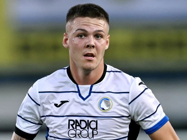 Juventus Minati Full-back Kepunyaan Spezia Emil Holm