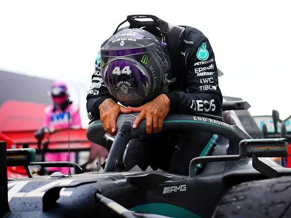 Lewis Hamilton tepis rumor sudah tidak diprioritaskan Mercedes.