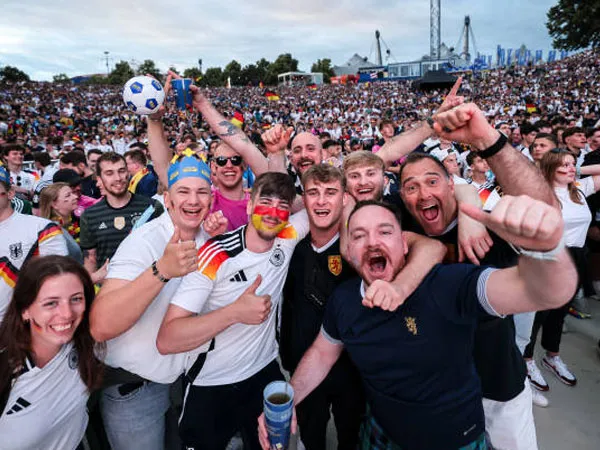 Ponsel Hilang Jadi Awal Cerita Persahabatan Penggemar Skotlandia dan Jerman