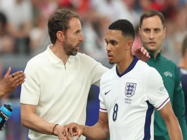Keputusan Gareth Southgate yang masih saja menaruh Trent Alexander-Arnold sebagai gelandang utama Timnas Inggris mendapatkan kecaman dari Ian Wright / via Getty Images