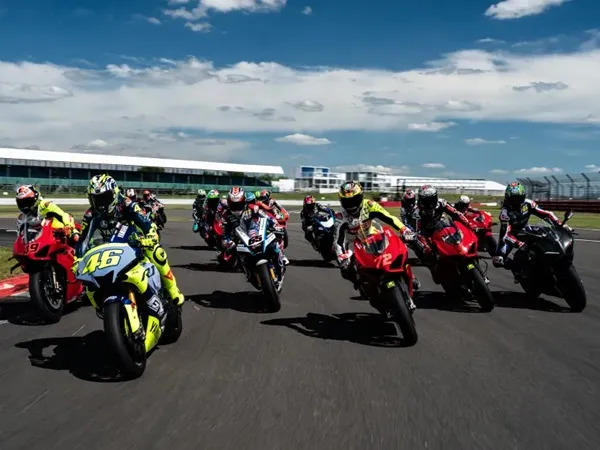 Valentino Rossi Senang Berbagi Lintasan dengan Pebalap Seri Berbeda