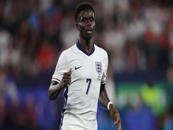 Mantan bek Arsenal yaitu Ashley Cole, meminta Gareth Southgate mengistirahatkan Bukayo Saka pada laga Inggris vs Slovenia hari Rabu esok (26/6) / via Getty Images