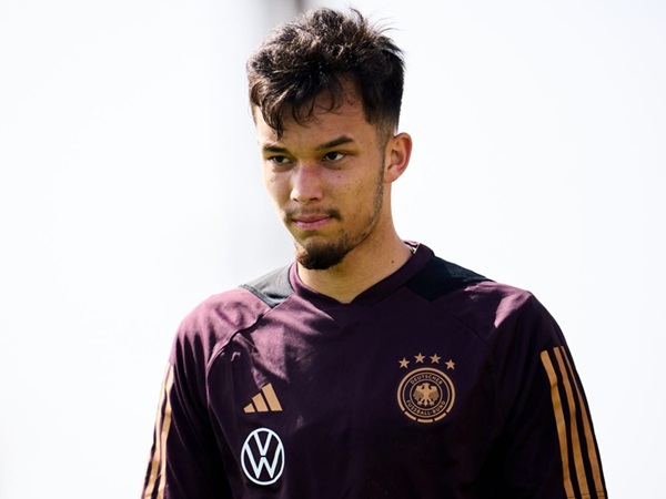 Kiper Ajaib Berikan Klarifikasi Soal Ketertarikan Barcelona