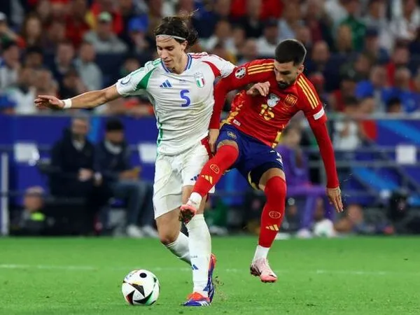 Riccardo Calafiori berpotensi dipasang sebagai bek kiri, saat Timnas Italia berjumpa Kroasia di laga pamungkas Grup B EURO 2024 (25/6) / via Getty Images