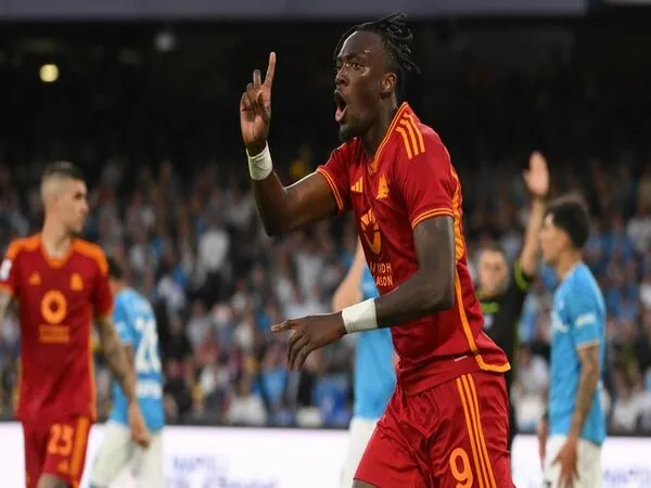 AC Milan ditawari peluang merekrut Tammy Abraham dari AS Roma, setelah tak kunjung menemui kata deal soal transfer Joshua Zirkzee dari Bologna / via Getty Images