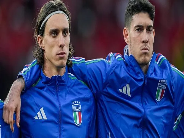 Alessandro Bastoni merasa dirinya makin kompak main bareng Riccardo Calafiori di jantung pertahanan Timnas Italia / via Getty Images