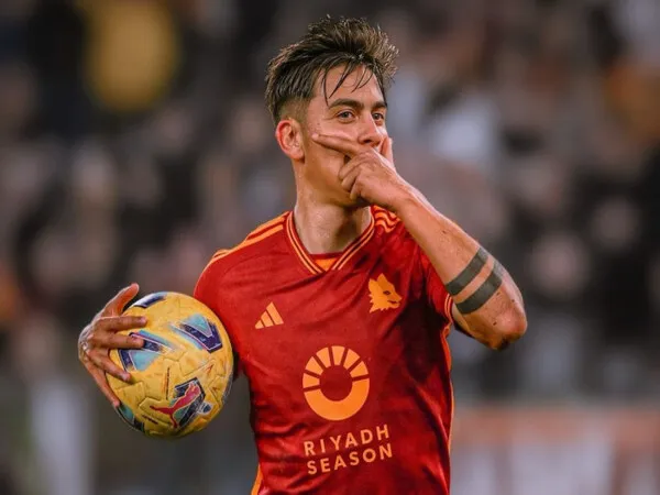 Erik ten Hag disebut berminat memboyong Paulo Dybala ke Manchester United pada bursa transfer musim panas kali ini / via Getty Images