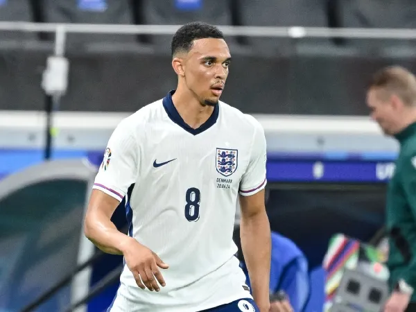 Trent Alexander-Arnold bermain sebagai gelandang untuk Inggris di Euro 2024