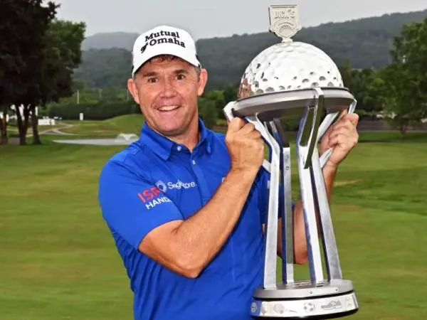 Padraig Harrington berpose dengan trofi Dick's Sporting Goods Open. (Foto: Golf Digest)