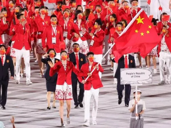 Kontingen China berparade memasuki stadion saat upacara pembukaan Olimpiade Tokyo 2020. (Foto: Xinhua)