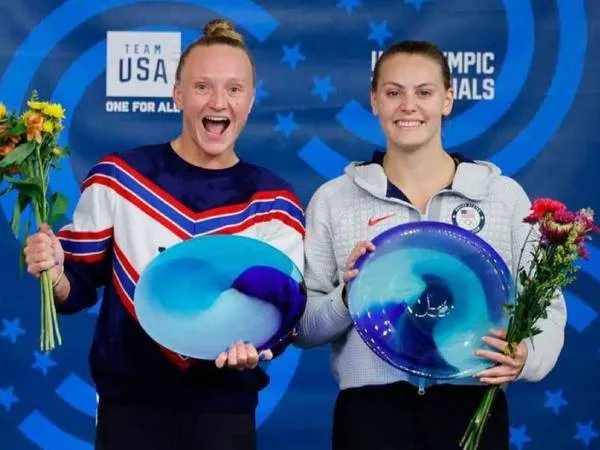 Alison Gibson (kiri) dan Sarah Bacon berpose dengan piala mereka setelah final papan 3 meter putri selama seleksi loncat indah Olimpiade AS. (Foto: ESPN)