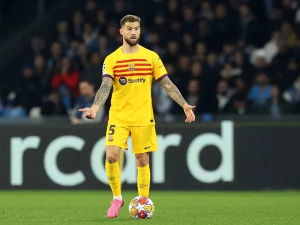 Bek Tengah Barcelona Sedang Jadi Bidikan AC Milan