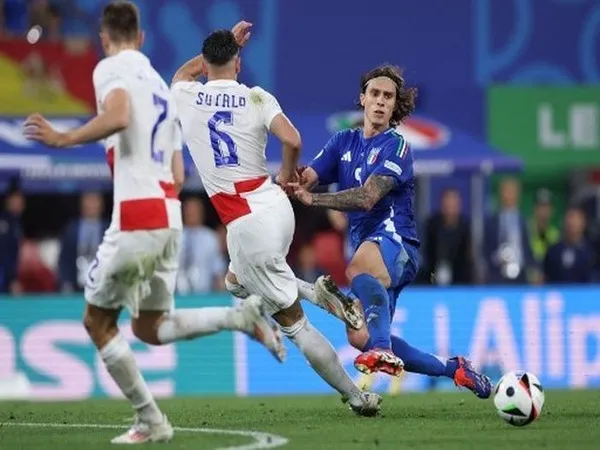 Bikin assist penting di laga kontra Kroasia, Riccardo Calafiori senang bisa menebus 'dosanya' untuk Timnas Italia / via Getty Images