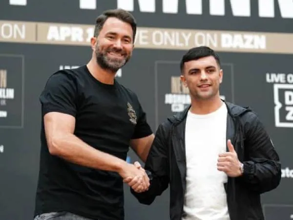 Jack Catterall (kanan) bersama Eddie Hearn. (Foto: Ring TV)