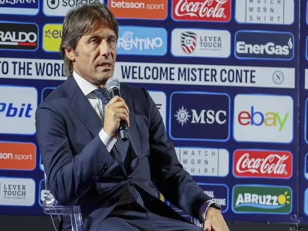 Antonio Conte memberikan keterangan pers saat diperkenalkan secara resmi sebagai manajer anyar Napoli (26/6) / via Istimewa