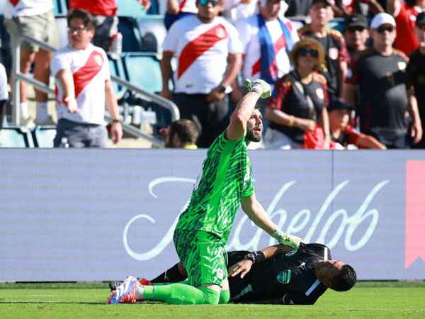 Cuaca Panas Ekstrem, Asisten Wasit Pingsan di Laga Peru vs Kanada