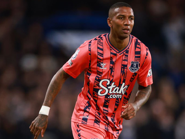 Direktur Everton Klaim Pihaknya Tak Kesulitan Pertahankan Ashley Young