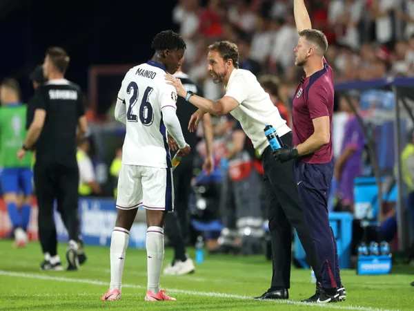 Tampil apik sebagai pemain pengganti di laga kontra Slovenia, Kobbie Mainoo diharapkan Gary Neville tampil sebagai starter Timnas Inggris di babak 16 besar EURO 2024 / via Getty Images