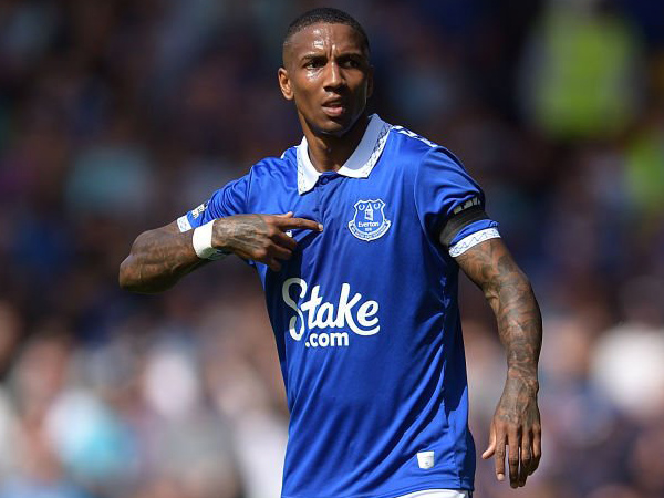 Ini Alasan Ashley Young Mau Teken Kontrak Baru oleh Everton