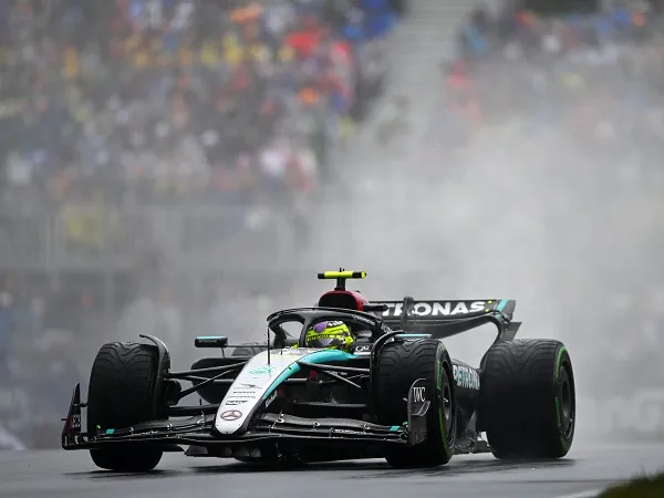 Lewis Hamilton ingin Mercedes tak cepat berpuas diri.