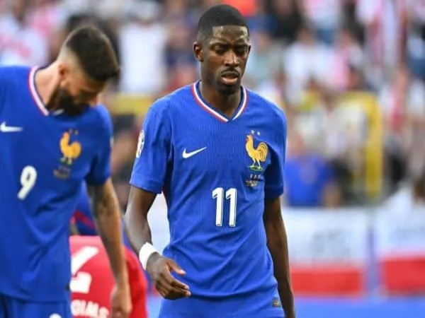 Ousmane Dembele dinilai hanya jadi beban di lini depan Timnas Prancis setelah tampil mengecewakan sepanjang babak penyisihan EURO 2024 / via Getty Images