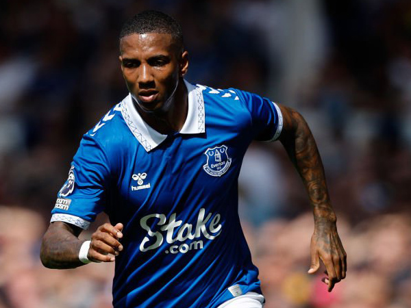 Sean Dyche Hepi Ashley Young Putuskan Bertahan di Everton