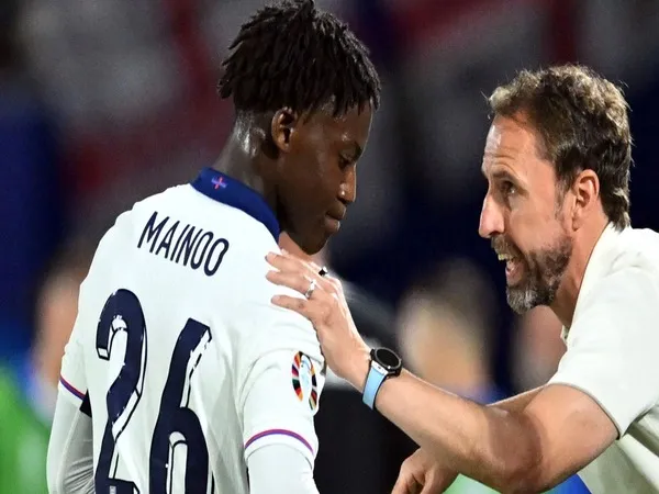 Jack Wilshere mengapresiasi keputusan Gareth Southgate yang mengganti Conor Gallagher dengan Kobbie Mainoo, saat Timnas Inggris bertanding melawan Slovenia dini hari tadi (26/6) / via Getty Images