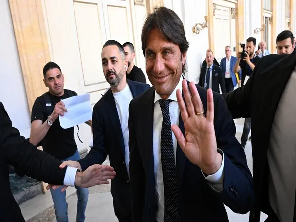 Antonio Conte menyebut dua sosok yang tak sabar ia latih di skuat Napoli / via beIN Sports