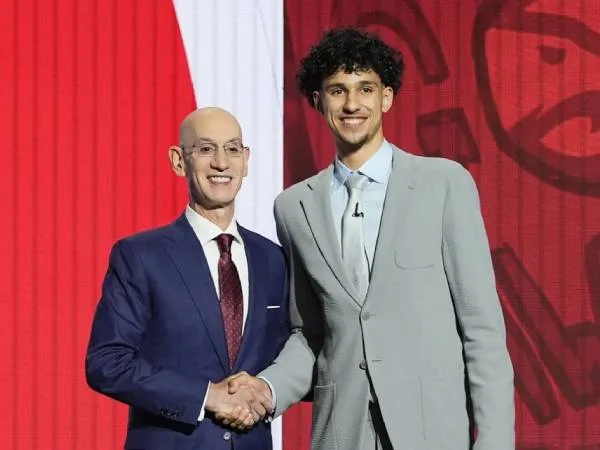 Zaccharie Risacher (kanan) berpose dengan Komisioner NBA Adam Silver setelah pengumuman draft. (Foto: AP)
