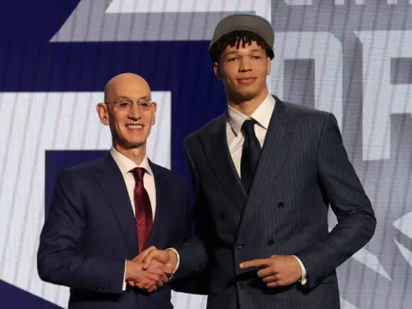Tidjane Salaun (kanan) berpose dengan Komisioner NBA Adam Silver setelah pengumuman draft. (Foto: AP)