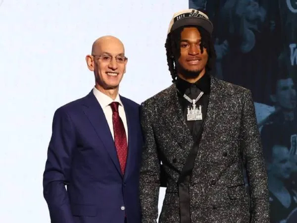 Stephon Castle berpose dengan Komisioner NBA Adam Silver setelah pengumuman draft. (Foto: AP)