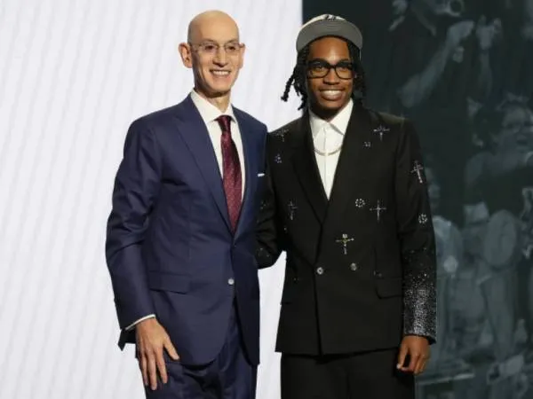 Rob Dillingham (kanan) berpose dengan Komisioner NBA Adam Silver setelah pengumuman draft. (Foto: AP)