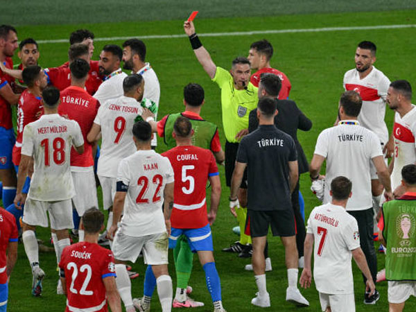 18 Kartu Dikeluarkan, Laga Turki vs Republik Ceko Catat Rekor Baru