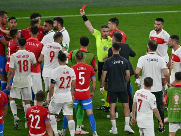 18 Kartu Dikeluarkan, Laga Turki vs Republik Ceko Catat Rekor Baru