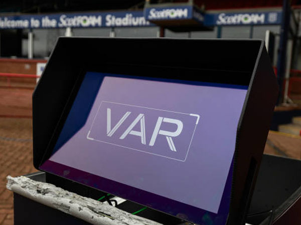 Aksi Menentang VAR di Norwegia, Ratusan Bola Tenis Hujani Lapangan