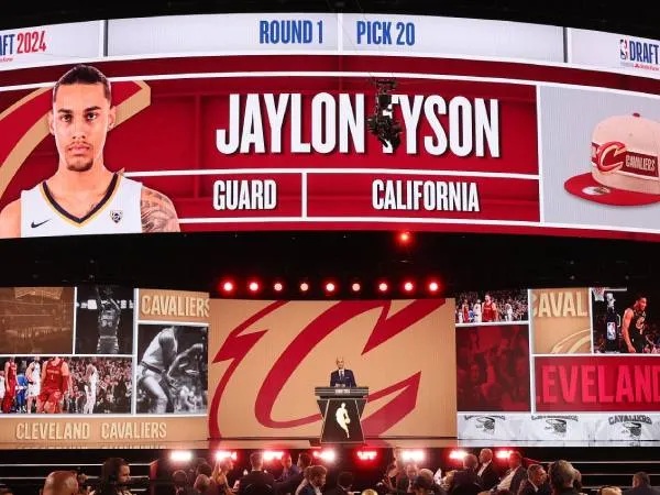Komisioner NBA Adam Silver mengumumkan Jaylon Tyson diambil oleh Cleveland Cavaliers di urutan ke-20. (foto: AP)